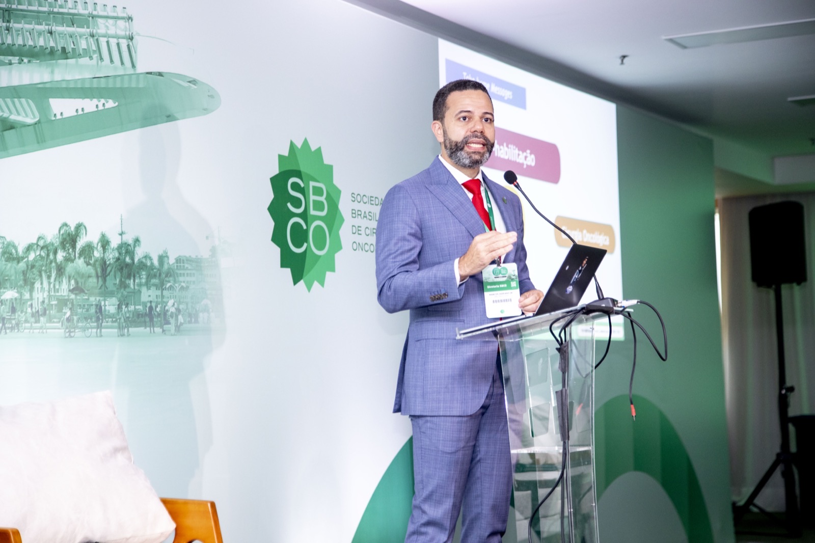 Dr. Marcos Adriano Jota palestrando em congresso da Sociedade Brasileira de Cirurgia Oncológica